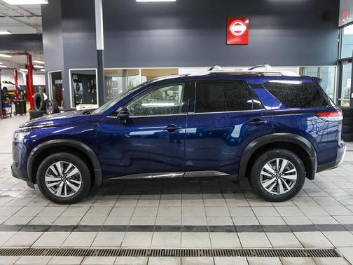 2022 Nissan Pathfinder SL