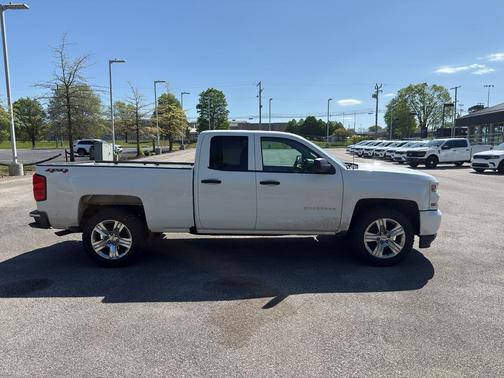 Summit White 2018 Chevrolet Silverado 1500 Custom