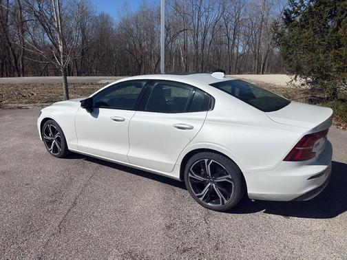 2024 Volvo S60 B5 Core Dark Theme