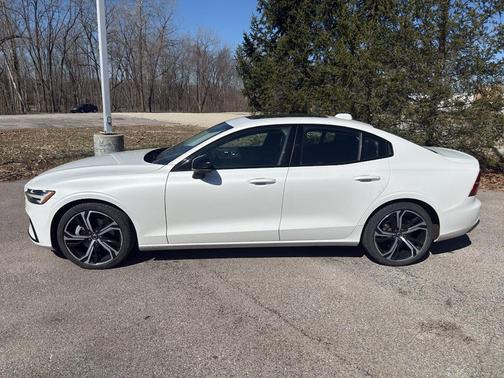 2024 Volvo S60 B5 Core Dark Theme