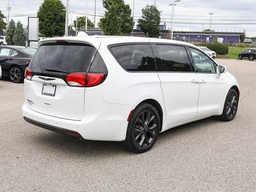Bright White Clearcoat 2018 Chrysler Pacifica Touring Plus