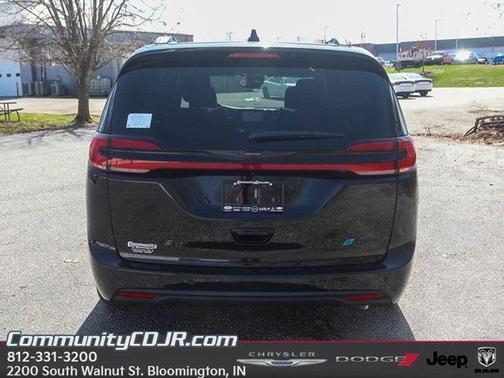 2025 Chrysler Pacifica Hybrid Select