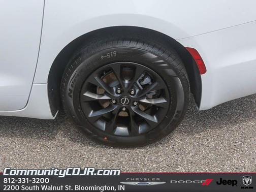 2025 Chrysler Pacifica Select