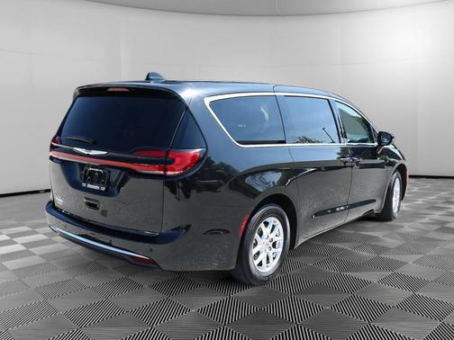 Brilliant Black Crystal Pearlcoat 2024 Chrysler Pacifica Touring-L