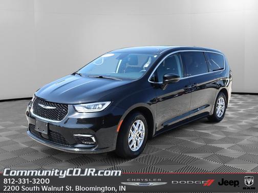 Brilliant Black Crystal Pearlcoat 2024 Chrysler Pacifica Touring-L