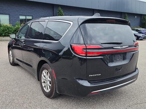 Brilliant Black Crystal Pearlcoat 2024 Chrysler Pacifica Touring-L