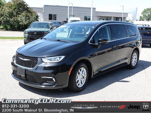 Brilliant Black Crystal Pearlcoat 2024 Chrysler Pacifica Touring-L