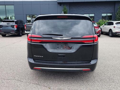 Brilliant Black Crystal Pearlcoat 2024 Chrysler Pacifica Touring-L
