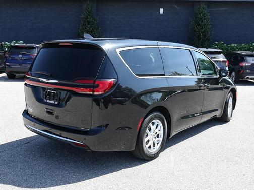 Brilliant Black Crystal Pearlcoat 2024 Chrysler Pacifica Touring-L