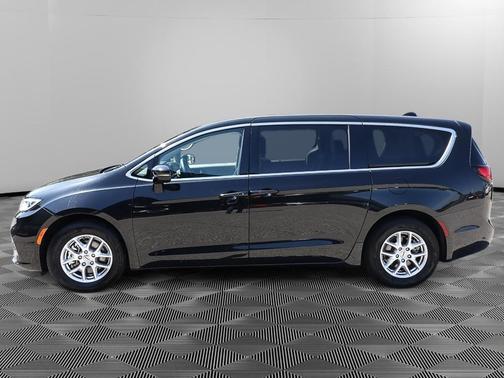 Brilliant Black Crystal Pearlcoat 2024 Chrysler Pacifica Touring-L