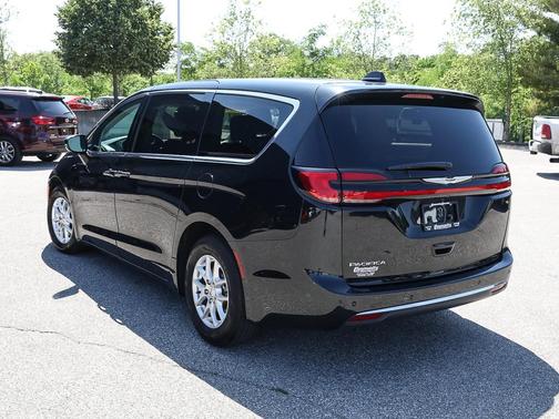 Brilliant Black Crystal Pearlcoat 2024 Chrysler Pacifica Touring-L
