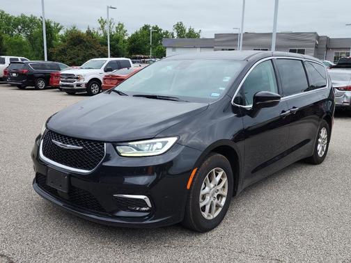 Brilliant Black Crystal Pearlcoat 2024 Chrysler Pacifica Touring-L