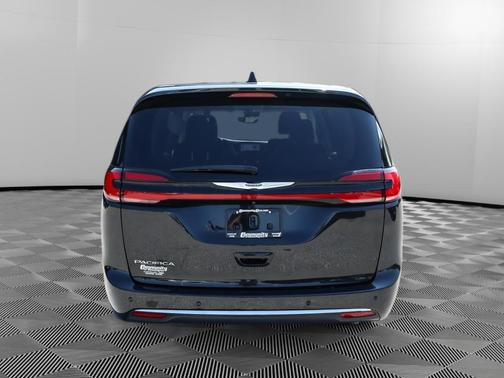Brilliant Black Crystal Pearlcoat 2024 Chrysler Pacifica Touring-L