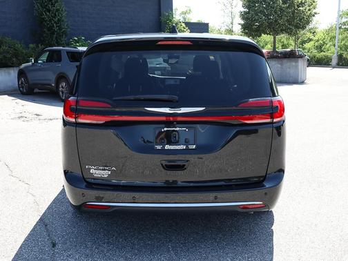 Brilliant Black Crystal Pearlcoat 2024 Chrysler Pacifica Touring-L