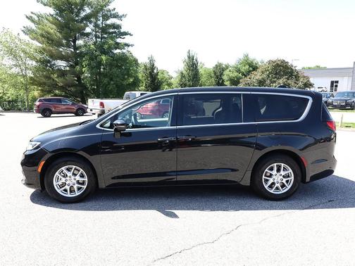 Brilliant Black Crystal Pearlcoat 2024 Chrysler Pacifica Touring-L