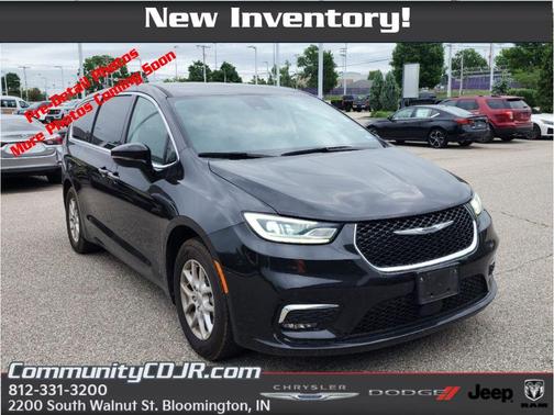 Brilliant Black Crystal Pearlcoat 2024 Chrysler Pacifica Touring-L