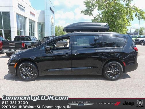 2025 Chrysler Pacifica Select