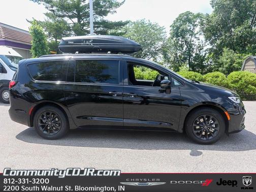 2025 Chrysler Pacifica Select