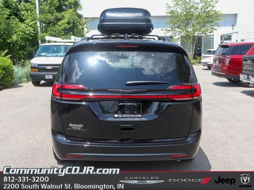2025 Chrysler Pacifica Select