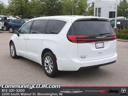 2025 Chrysler Pacifica Select