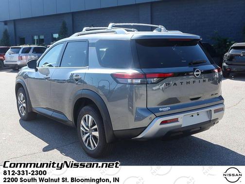 2025 Nissan Pathfinder SL
