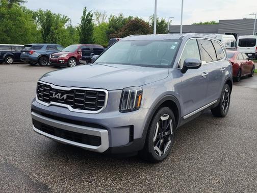 Everlasting Silver 2024 Kia Telluride S