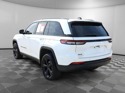 Bright White Clearcoat 2023 Jeep Grand Cherokee Altitude