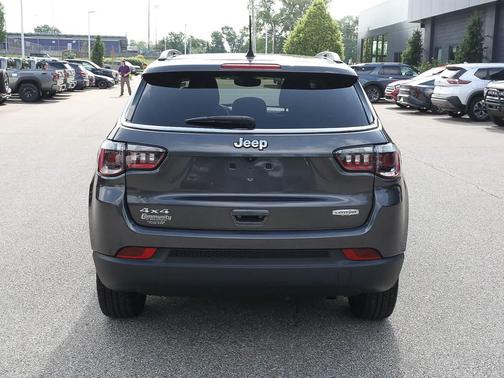 Granite Crystal Clearcoat Metallic 2022 Jeep Compass Latitude