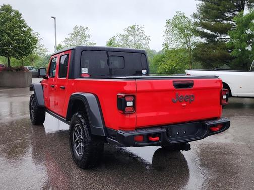 Firecracker Red Clearcoat 2025 Jeep Gladiator Rubicon