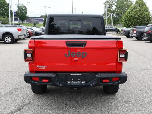 Firecracker Red Clearcoat 2025 Jeep Gladiator Rubicon