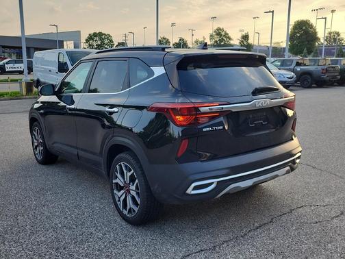 Cherry Black 2022 Kia Seltos SX