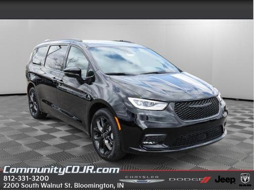 Diamond Black 2026 Chrysler Pacifica Select