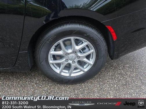 2025 Chrysler Voyager LX