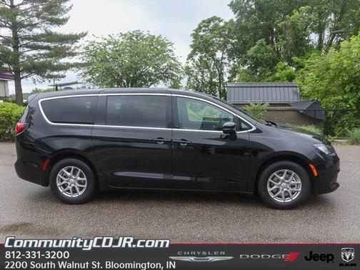 2025 Chrysler Voyager LX