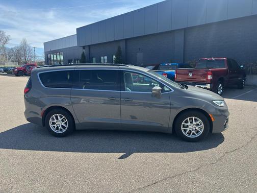 Ceramic Gray Clearcoat 2022 Chrysler Pacifica Touring-L