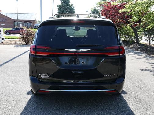 Brilliant Black Crystal Pearlcoat 2023 Chrysler Pacifica Limited