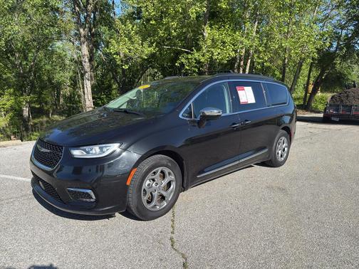 Brilliant Black Crystal Pearlcoat 2023 Chrysler Pacifica Limited