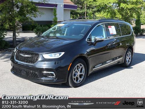 Brilliant Black Crystal Pearlcoat 2023 Chrysler Pacifica Limited
