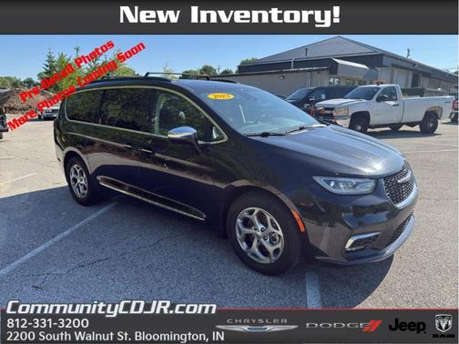 Brilliant Black Crystal Pearlcoat 2023 Chrysler Pacifica Limited