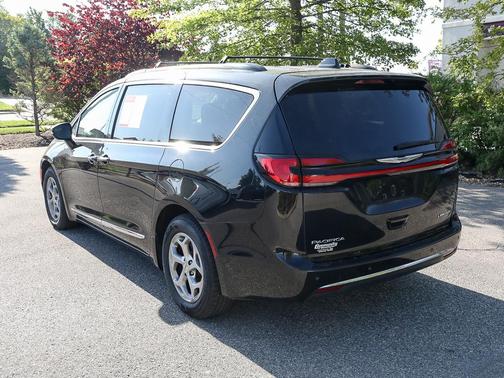 Brilliant Black Crystal Pearlcoat 2023 Chrysler Pacifica Limited