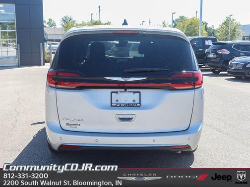 2026 Chrysler Pacifica Select
