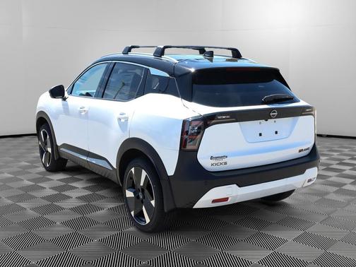 2t Wht Blk Roof 2026 Nissan Kicks SR