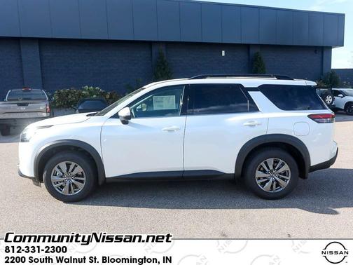 2025 Nissan Pathfinder SV