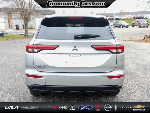 2022 Mitsubishi Outlander ES
