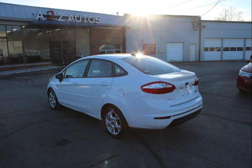 2015 Ford Fiesta 4dr Sdn SE