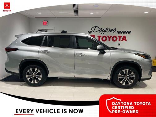 Celestial Silver Metallic 2024 Toyota Highlander XLE