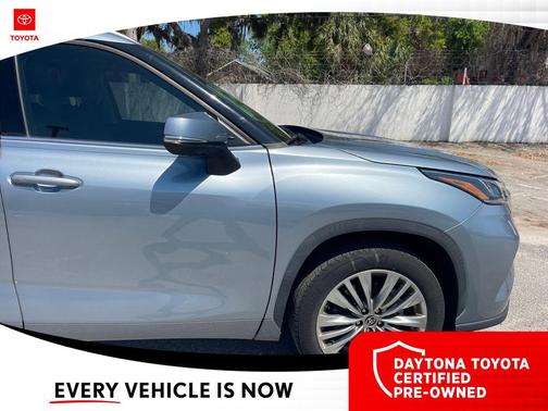 Moon Dust 2023 Toyota Highlander Platinum