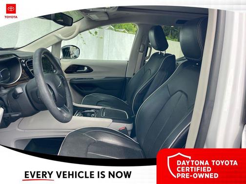 Bright White Clearcoat 2024 Chrysler Pacifica Limited