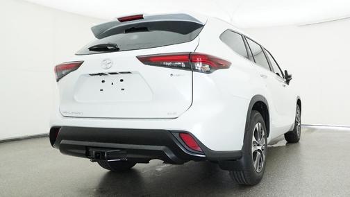 Wind Chill Pearl 2026 Toyota Highlander Hybrid XLE