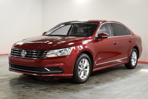 Photo 3 of 39 of 2017 Volkswagen Passat 1.8T S